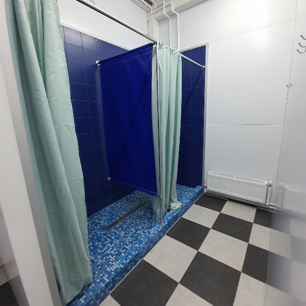 Душевые (2 в каждой раздевалке)